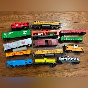 Vintage HO Model Train Cars Tyco Bachmann 10 Cars, 2 Locomotives, 2 Caboose
